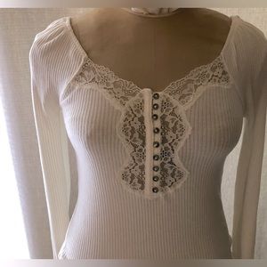 Free People lightweight sweater with lace appliqué M EUC